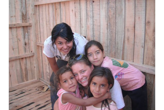 Annika ha anche partecipato a un'iniziativa di volontariato, la costruzione di una casa per una famiglia paraguayana