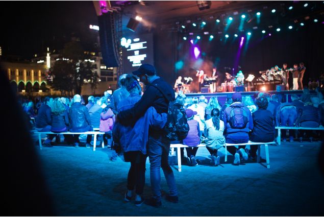 <div>Due ragazzi che ballano e si abbracciano, durante un concerto jazz in Tivoli, il famoso parco divertimenti di Copenaghen.</div>
