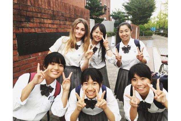 Cecilia e le sue amiche giapponesi a scuola