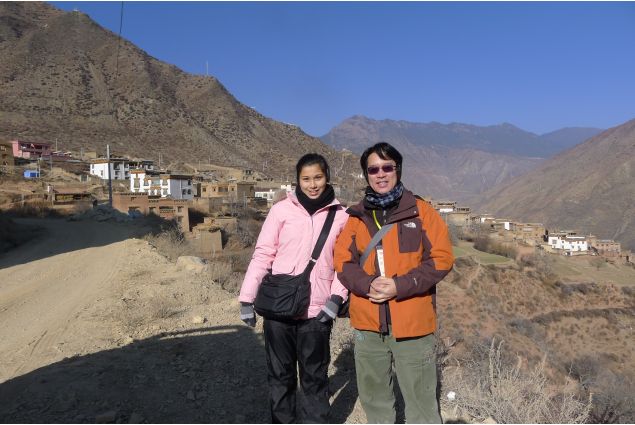 Il papà ospitante e Camilla in gita di volontariato nello Yunnan