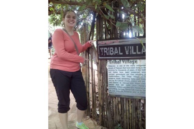 Daria all'ingresso del villaggio tribale