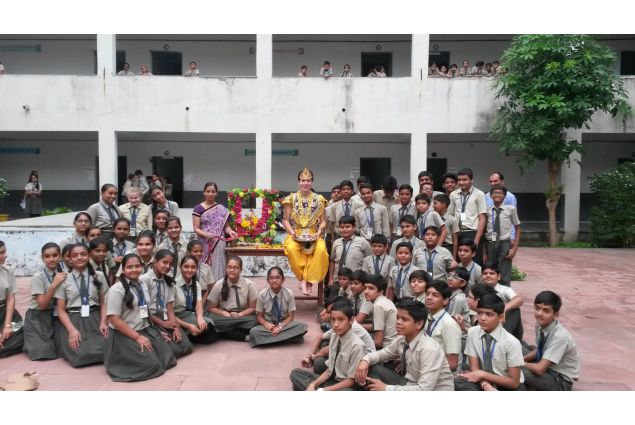 Sono sotto il centro locale di Ghandinagar (la capitale del Gujarat) , ma vivo in un villaggio di nome Kadi che è il primo anno che ospita studenti, distante 30 minuti sia da Ahmedabad, sia da Ghandinagar. -Andrea, India