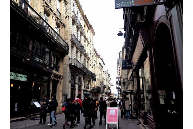 Rue St Remi, Bordeaux, è un esempio di ritrovo di culture: vi si trovano ristoranti dei Paesi più svariati