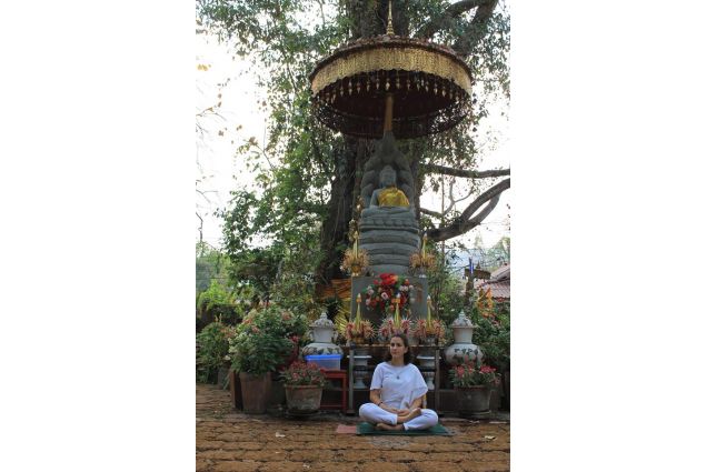 <div>Corso di meditazione <em>Vipassana</em>: meditare sotto una statua di Buddha, rigorosamente vestita di bianco.</div>