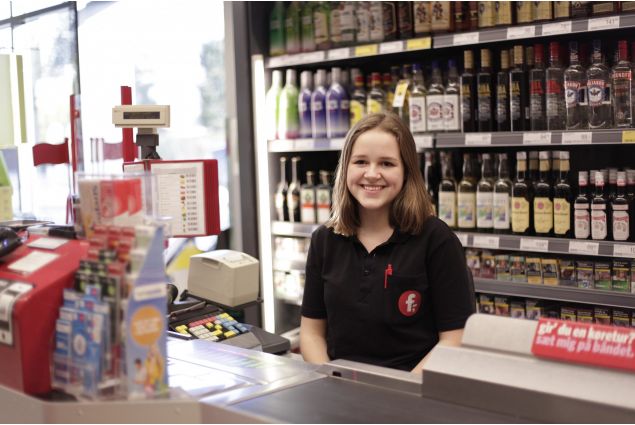 Arora, 17 anni, una compagna di classe di Claudia, lavora in un supermercato a tempo part-time.