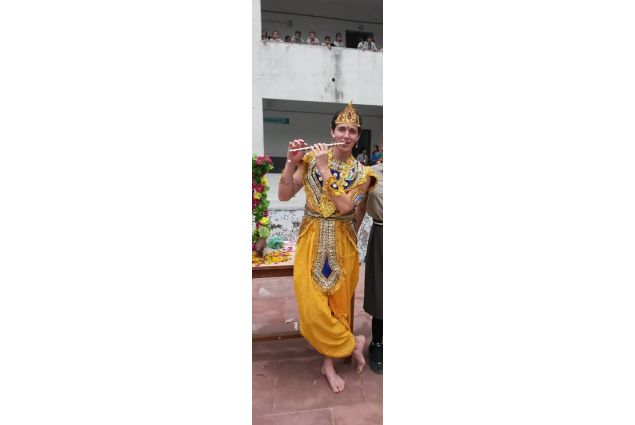 Mi sono agghindato così perché il 25 agosto in India si festeggia il Janmashtami ,ovvero la festa per la nascita di Lord Krishna, che è uno degli dei più importanti dell'induismo. -Andrea, India