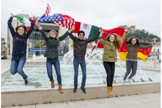 Dalisia e altri studenti AFS con le bandiere dei rispettivi Paesi d'origine