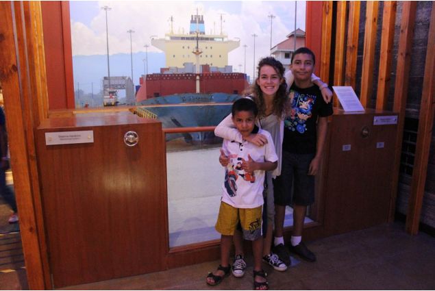 Giulia al museo del Canal de Panama con i fratellini