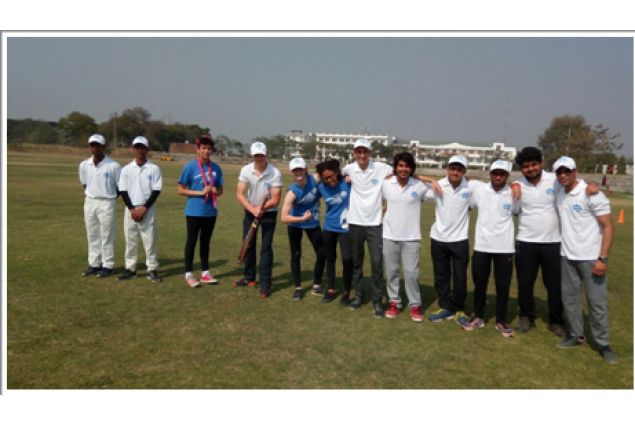 La squadra di cricket di Jacopo durante il loro viaggio a Varanasi con AFS India