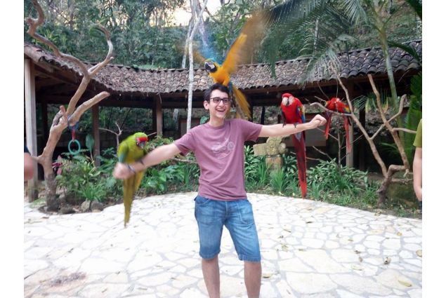 Per la prima volta Matteo ha interagito con dei pappagalli, 