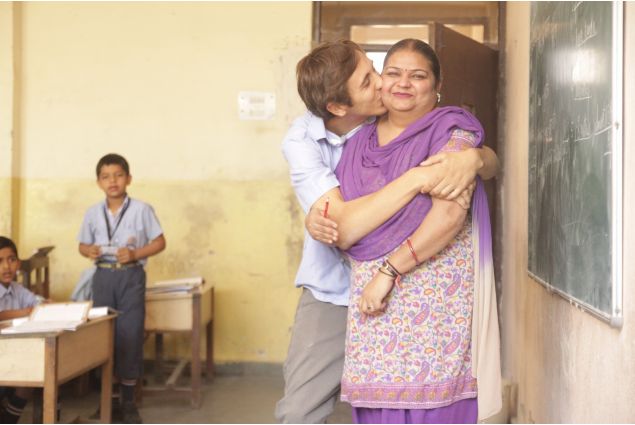 Francesco abbraccia a scuola la sua mamma e insegnante